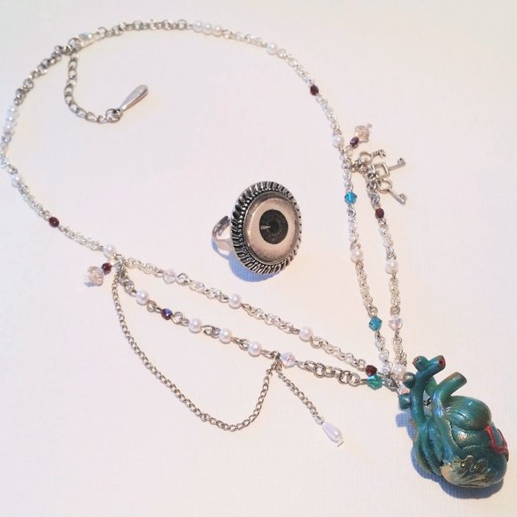 HANDMADE Mermaid's anatomical heart necklace filled with pearls. - Picture 6 of 6